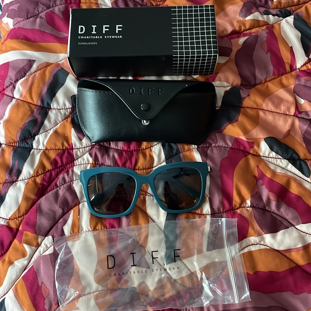 Diff Bella Deep Space Aegean Blue Flash Polarized Sunglasses - Picture 3 of 6